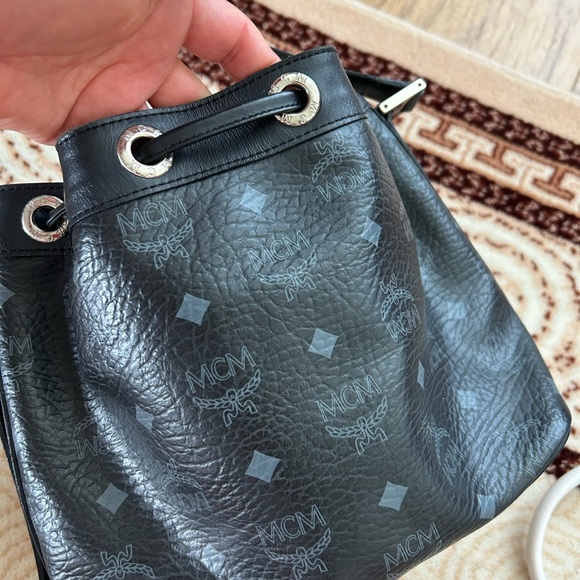 MCM gorgeous black bucket shoulder bag - Picture 10 of 12